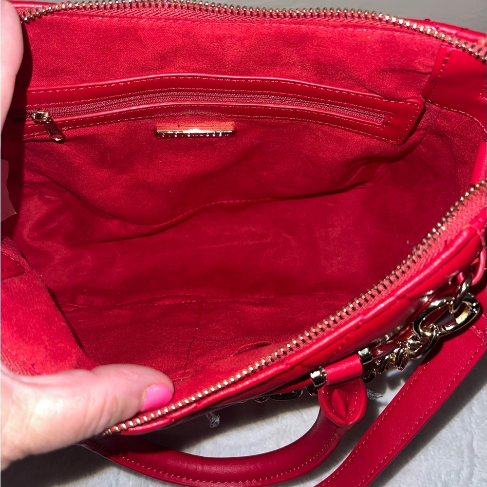 NWT Stunning Steve Madden Red Quilted Handbag w/ NYC theme charms & adj. strap - Picture 5 of 9